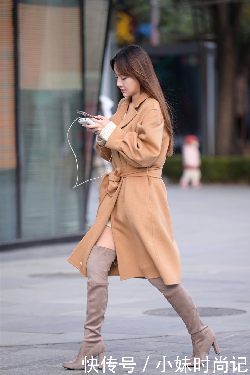 看起来|街拍:秋天穿着过膝靴逛街,时尚姑娘会选择高跟款式,更好衬托身材