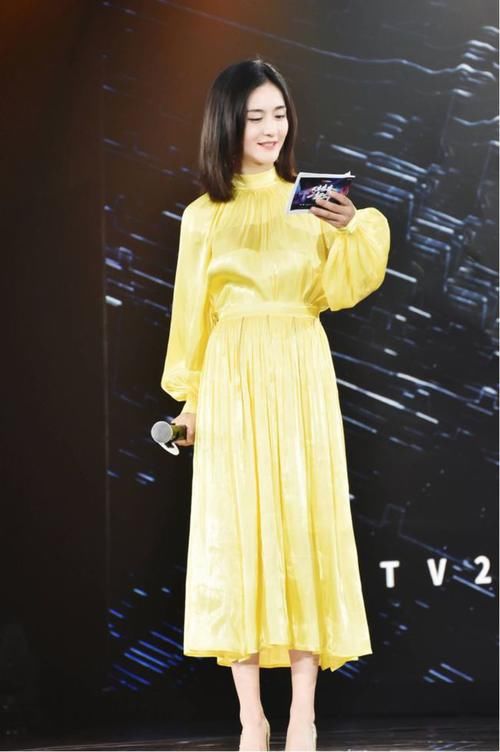 穿搭|女明星气质感真好，扎低马尾搭配风衣走机场，尽显时尚范