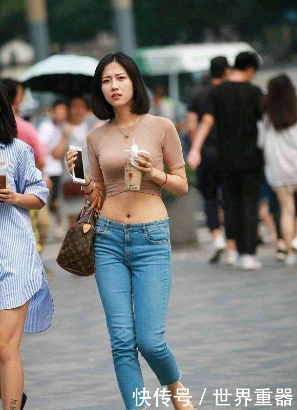 街拍:低调又时髦的小姐姐!网友:这种身材很旺夫!