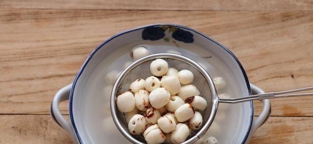 80岁奶奶吃了30年莲子，教我正确做法，不煲汤不煮粥，做法很简单！