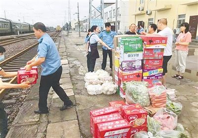 爱心|旅客滞留上街 餐饮送上列车