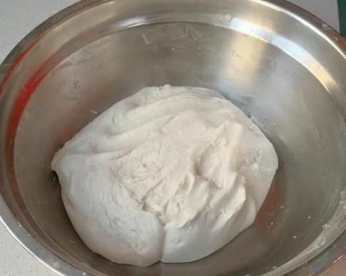 把糯米粉开水一烫,不发面不饧面,个个空心不开裂,比油条更好吃