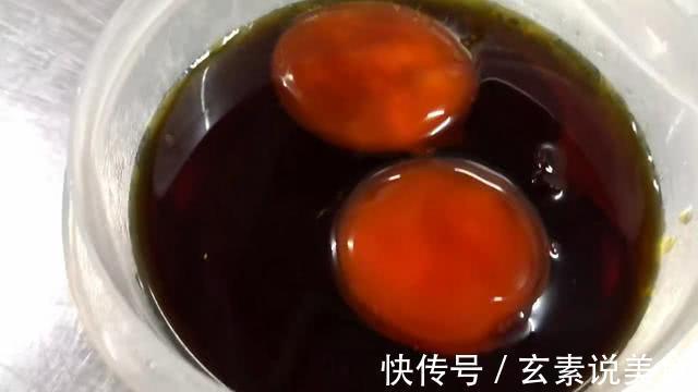 鸡蛋又出新吃法，蛋黄腌在酱油里，10天后比咸鸭蛋还下饭！