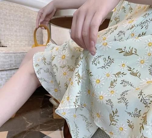 这才叫省布料设计!雏菊抹胸吊带裙可盐可甜,绑脖设计最是特别