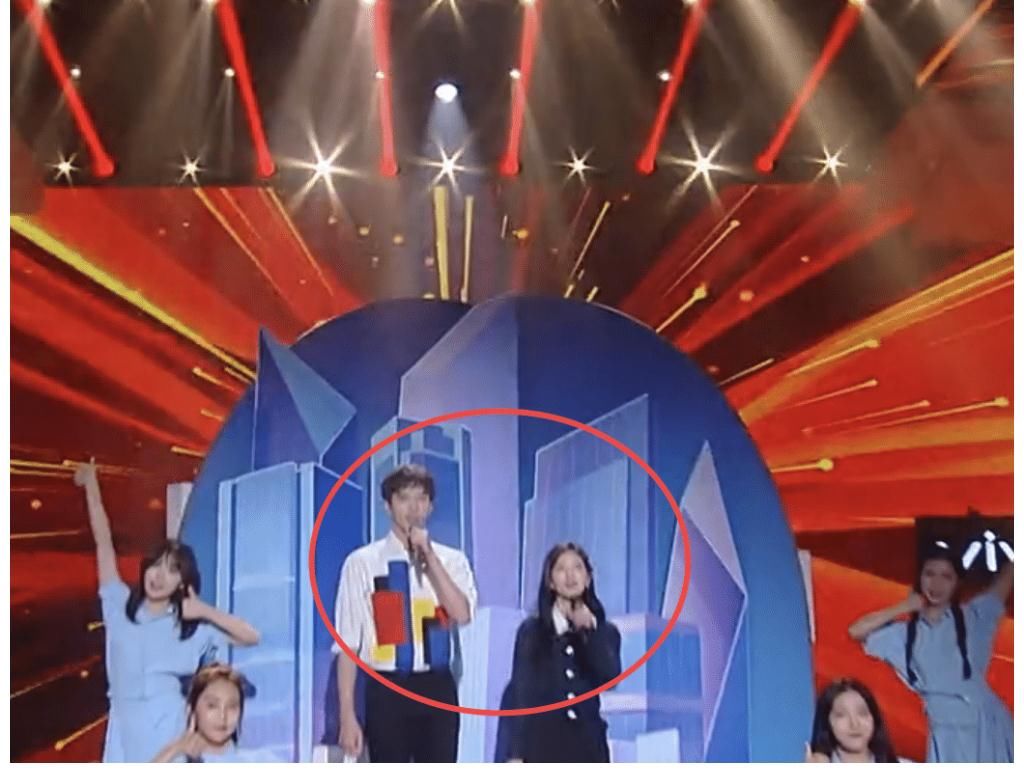 國子監(jiān)來了個(gè)女弟子|趙露思和徐開騁亮相《快樂大本營》，兩人同臺合唱，趙露思好嬌小