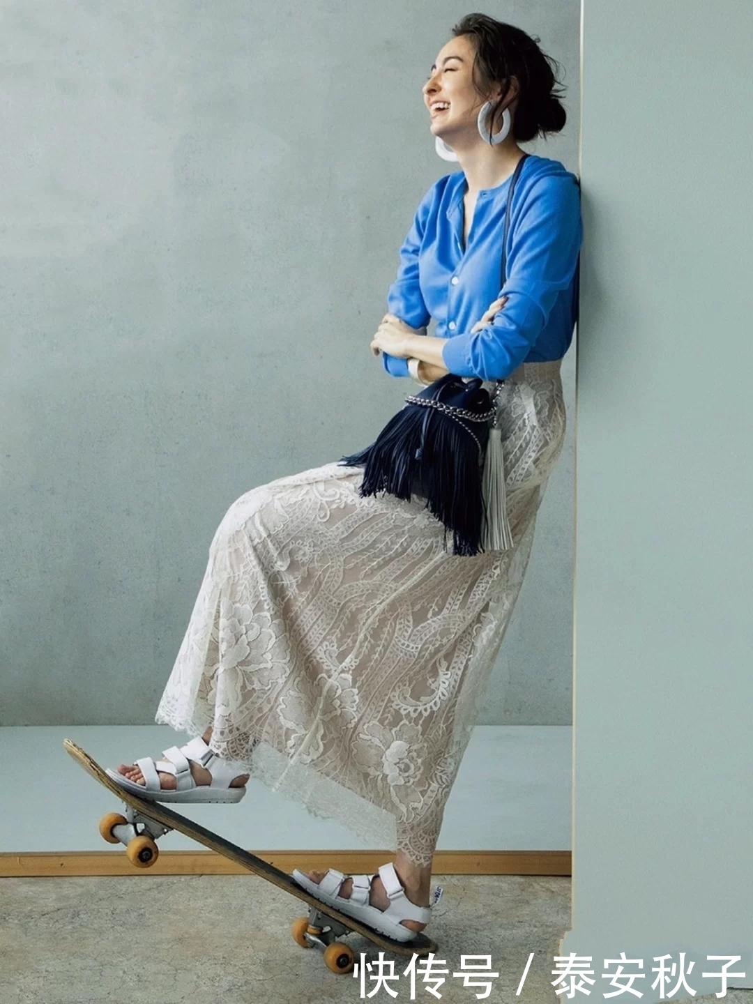 时髦|炎热夏日里，学会蓝色“降温穿搭术”：时髦、清爽、又漂亮！