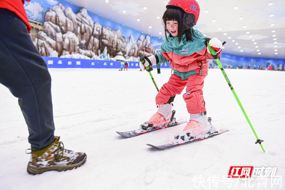 滑雪|组图丨滑雪萌宝们：“摔出快乐！”