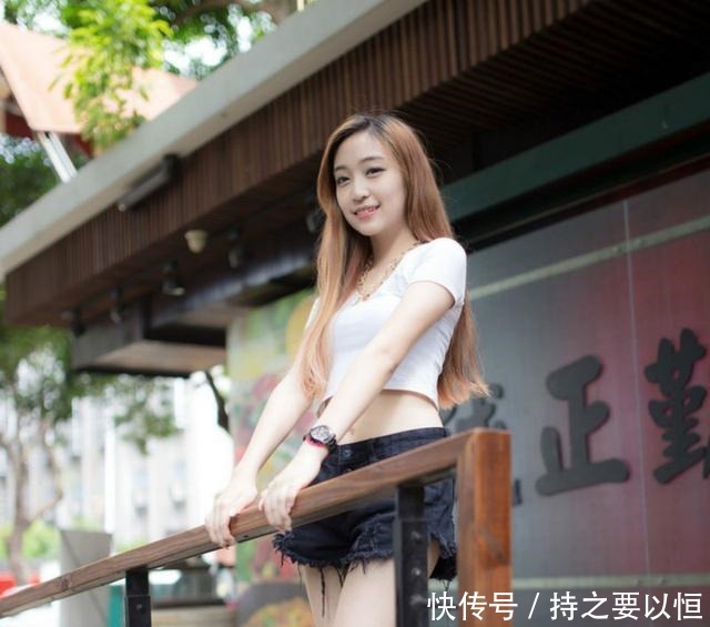 美女|小美女露脐装搭配牛仔短裤 美丽中带着一丝青涩!