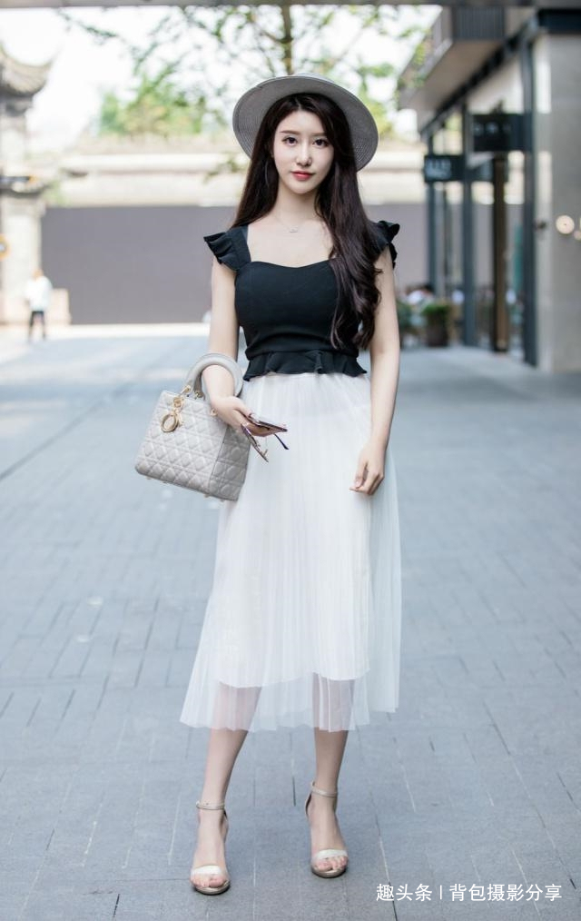 毛边|路人街拍,美女穿一条牛仔毛边短裤,展现了美女青春靓丽的身材