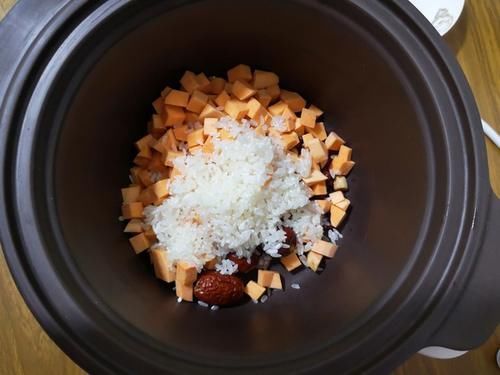 红豆和“它”一起炖，皱纹消失了，嘴巴不臭了，秀发变得乌黑亮丽