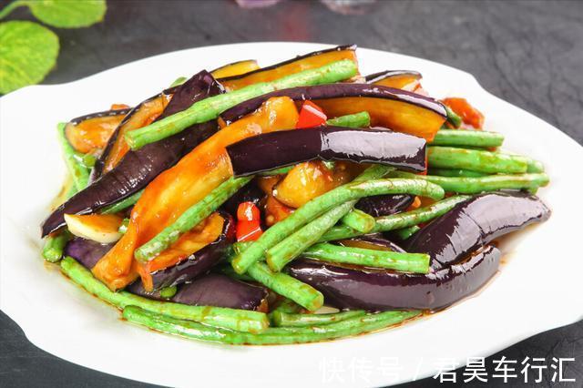 炒茄子,原来不能先放油,厨师长教你2招,茄子不油腻不发黑