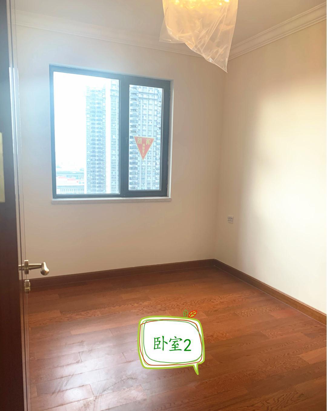 墙面|刚交钥匙的精装房,墙面不造型,天花板只做石膏线,简约又清爽