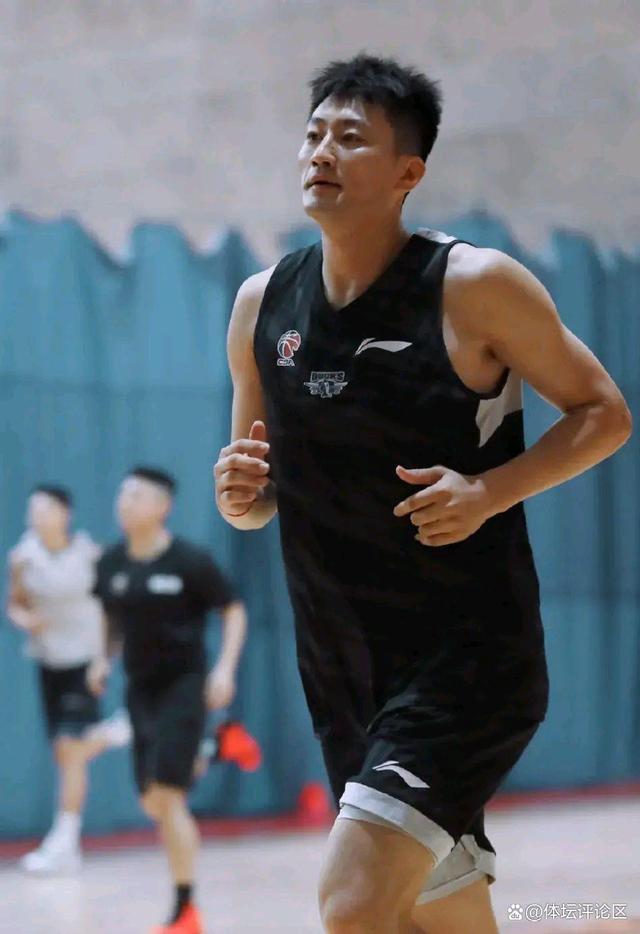 段江鹏|北控男篮三消息:邓蒙还没来到中国;张帆归队;引援工作已经展开