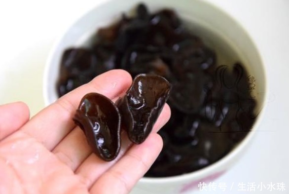 泡木耳,不要直接用清水泡,多加1样,3分钟就能泡发,既快还干净