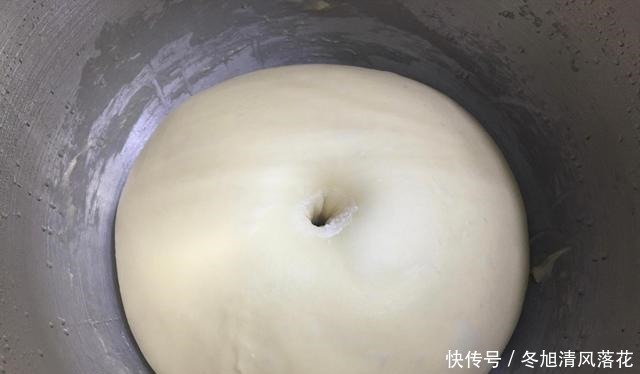 用这种做法做出来的面包,放上三天也不会变硬,柔软又拉丝