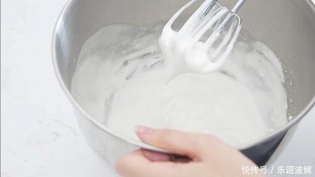 电饭煲做蛋糕详细教程,入口即化,不塌陷不回缩,太好吃了