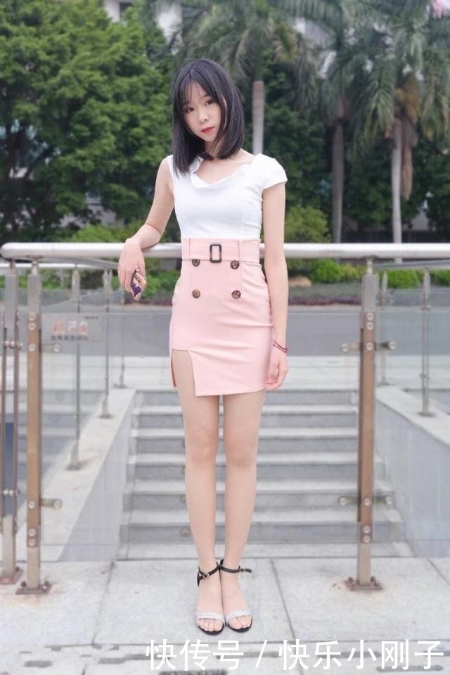 时尚穿搭,露腰装穿起来尽显身材魅力,显得特别时髦