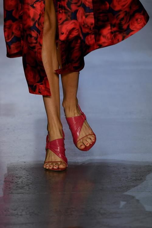 单品|盘点：细带凉鞋的服装搭配，今夏不能少的时尚单品，清凉又干净