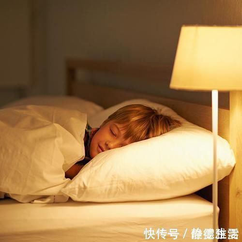 颈椎|宝爸宝妈和孩子一起睡,这几种行为不要有,会影响孩子身心发育