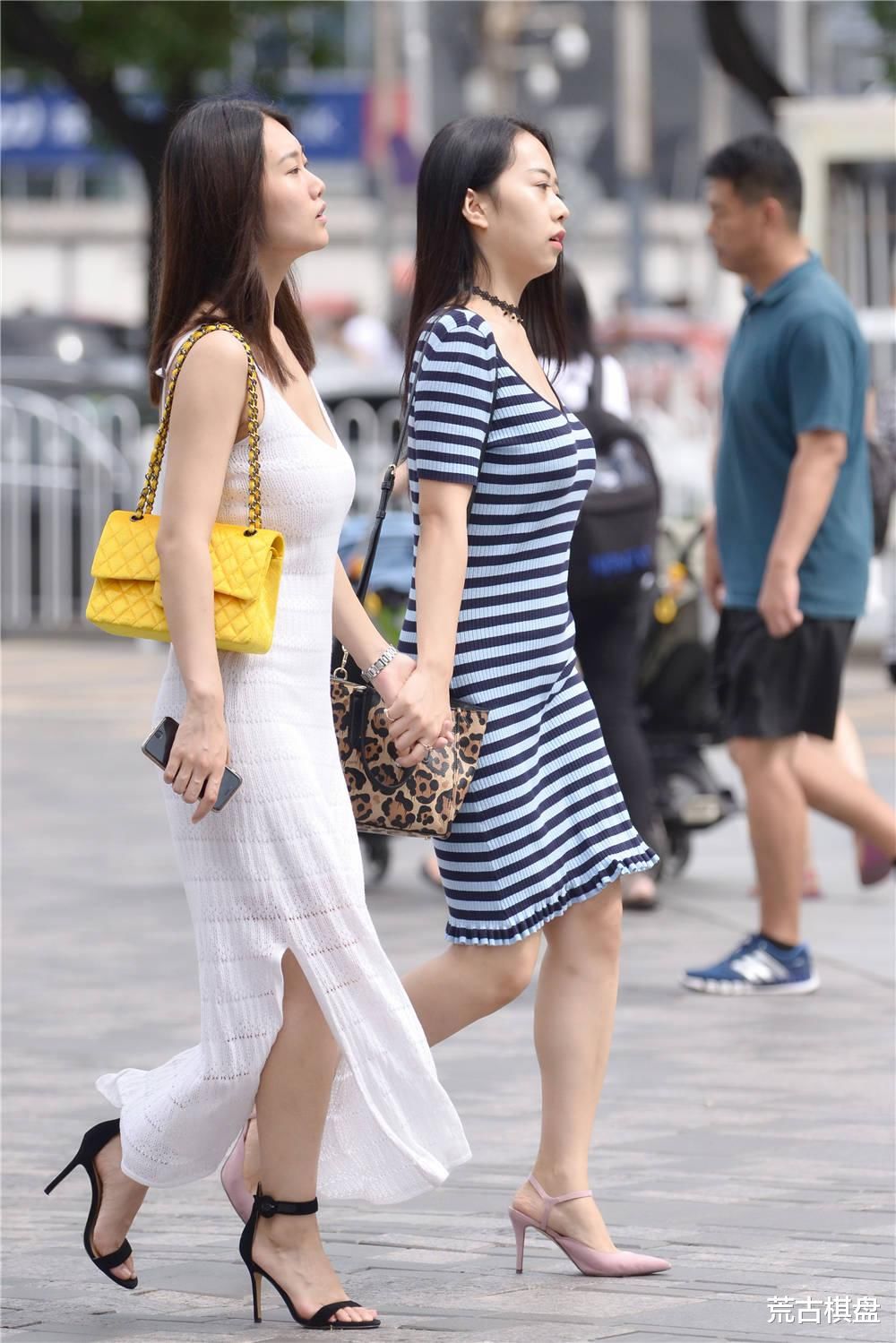 修身的连衣裙，搭配凉鞋非常简约，选择款式是比较重要