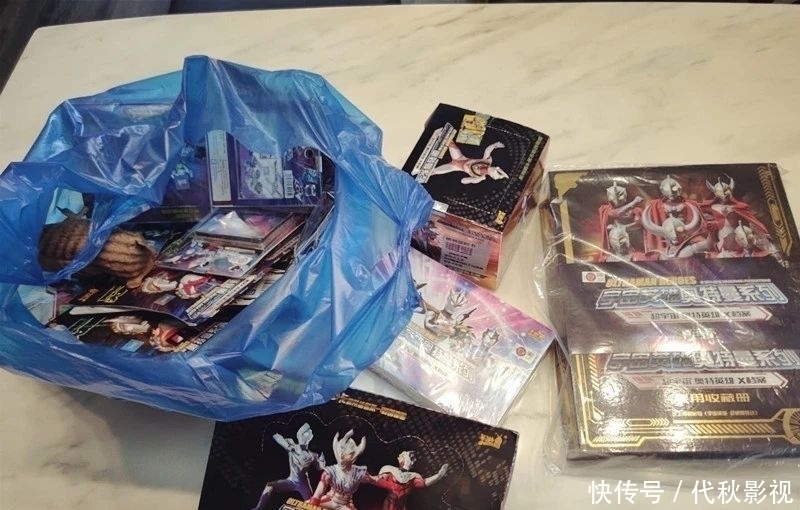 盲盒|孩子疯狂迷恋的“奥特曼卡片”好在哪里?为啥会成为社交硬通货?