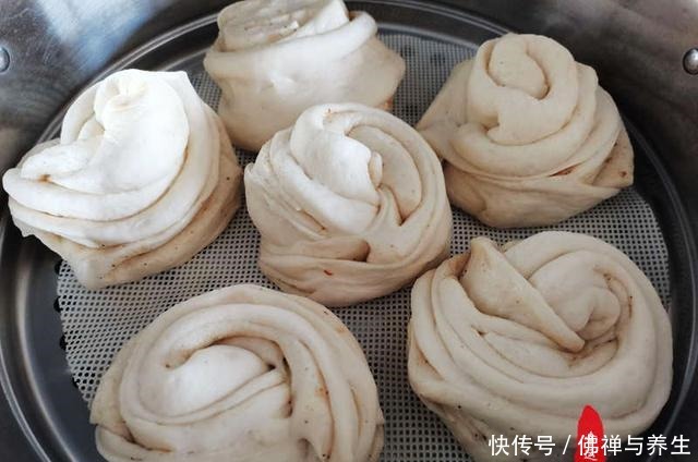 有的人爱吃花卷却不会拧，看看我介绍的这两种方法，简单易操作
