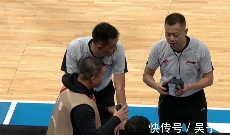 胡金秋|球员和记者对喷,裁判摇头无奈改判,CBA本赛季最奇葩的一场比赛