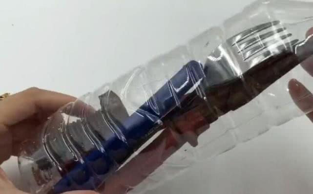 矿泉水瓶别丢了，塞进一块毛巾，全家人都要抢着用，实用又省心