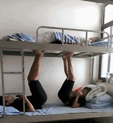 |搞笑GIF：姑娘 虽然你长得挺好看 但你进门的样子我还是笑出了声