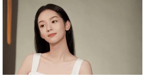 综艺|新晋95后小花,综艺影视样样抓,年轻貌美的周也到底有惹人爱?