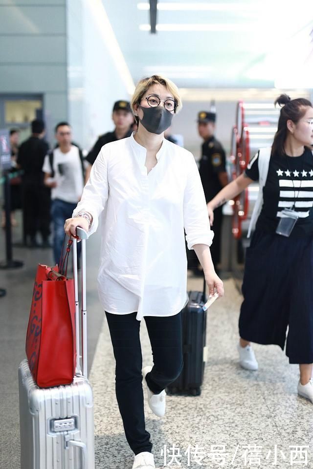 穿搭|58岁毛阿敏越老越时髦，穿白衬衫配牛仔裤走机场，170身材太出挑