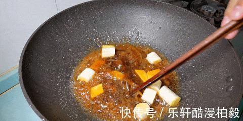 在家做糖醋带鱼，想要好吃有技巧，鱼肉入味无腥味，上桌就光盘