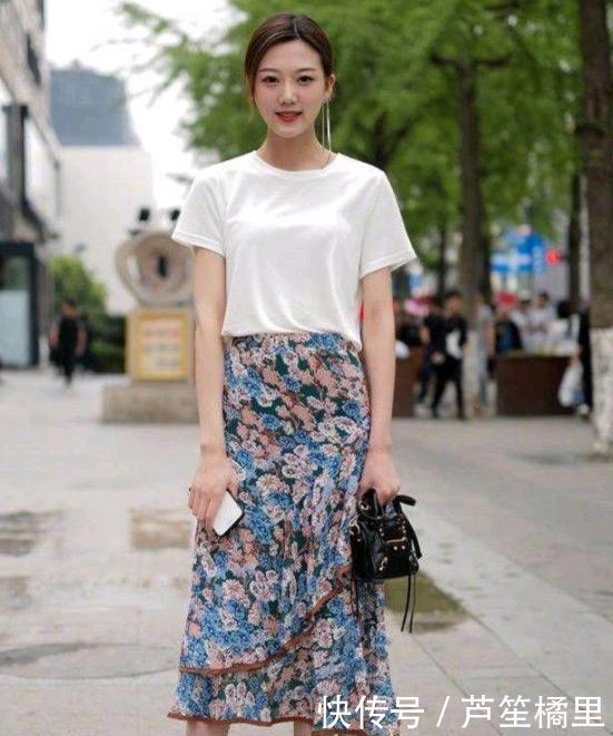 甜美|街拍小姐姐长相清纯,笑容甜美,穿印花裙子,看着十分的养眼