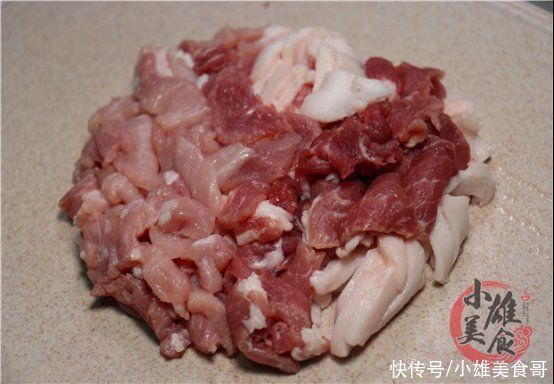 搅拌均匀|调肉馅时,一定要多加“2种水”肉馅不腥,一口下去鲜嫩又多汁
