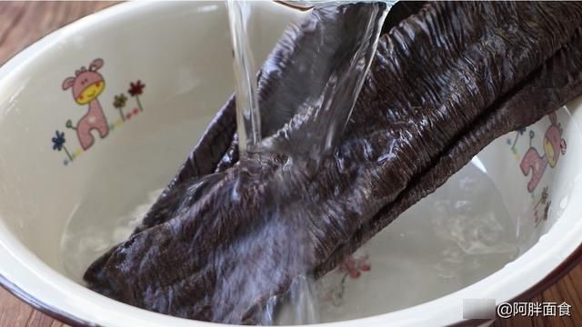 人造肉炒菠菜，想不到这么好吃，做法简单又快速，吃1次就忘不了