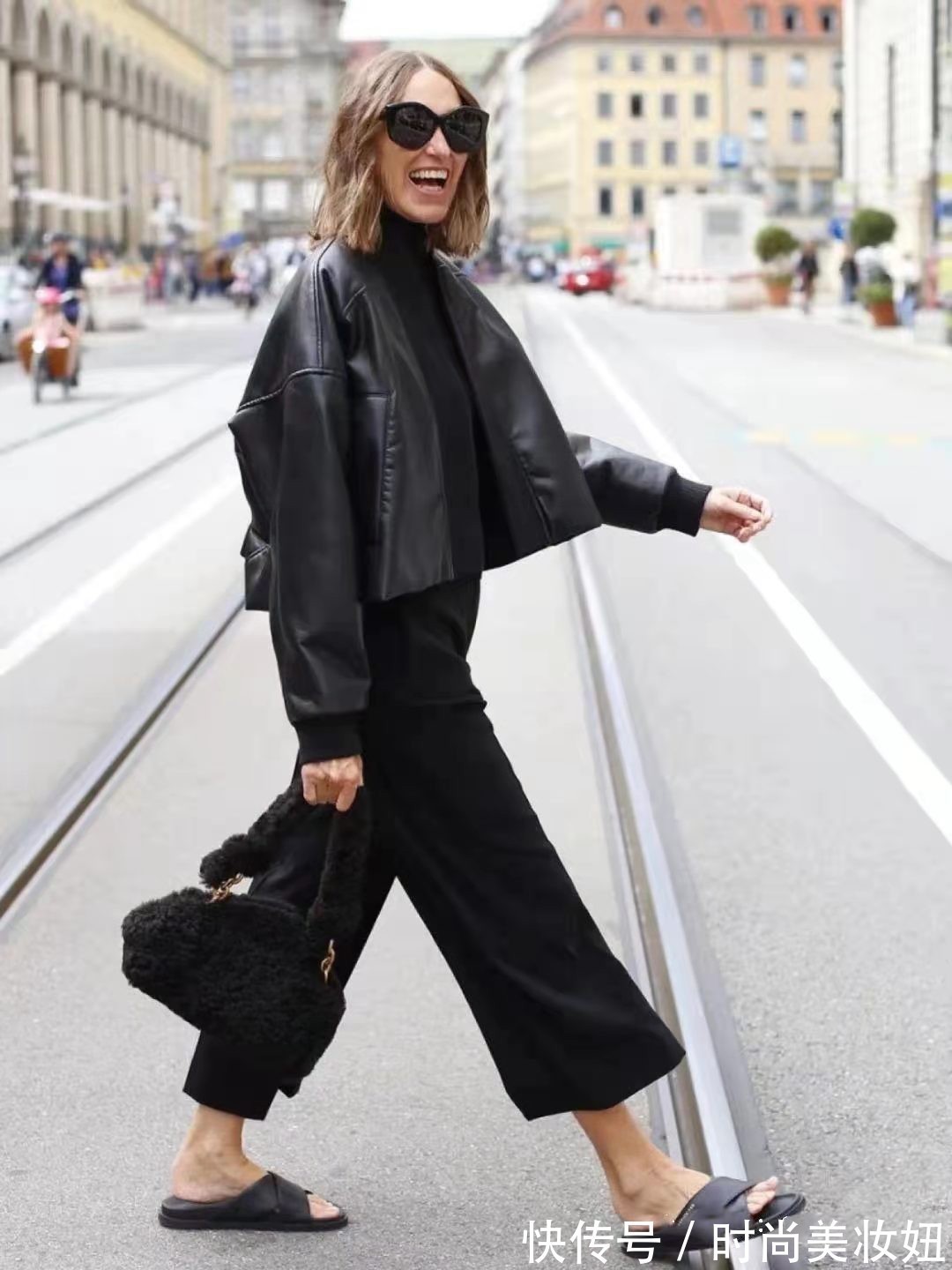 工装裤|50岁女人尽量少穿“牛仔裤”,学她不扮嫩、不花哨,气质满分