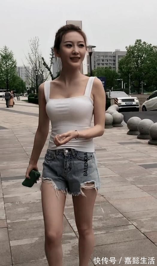 优雅 小姐姐水灵秀气，优雅又显魅力，就是这么的有魅力