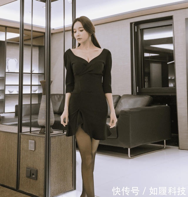高跟鞋 黑色百褶修身连衣裙搭配职业女性,呈现更加成熟优雅的气质,端庄