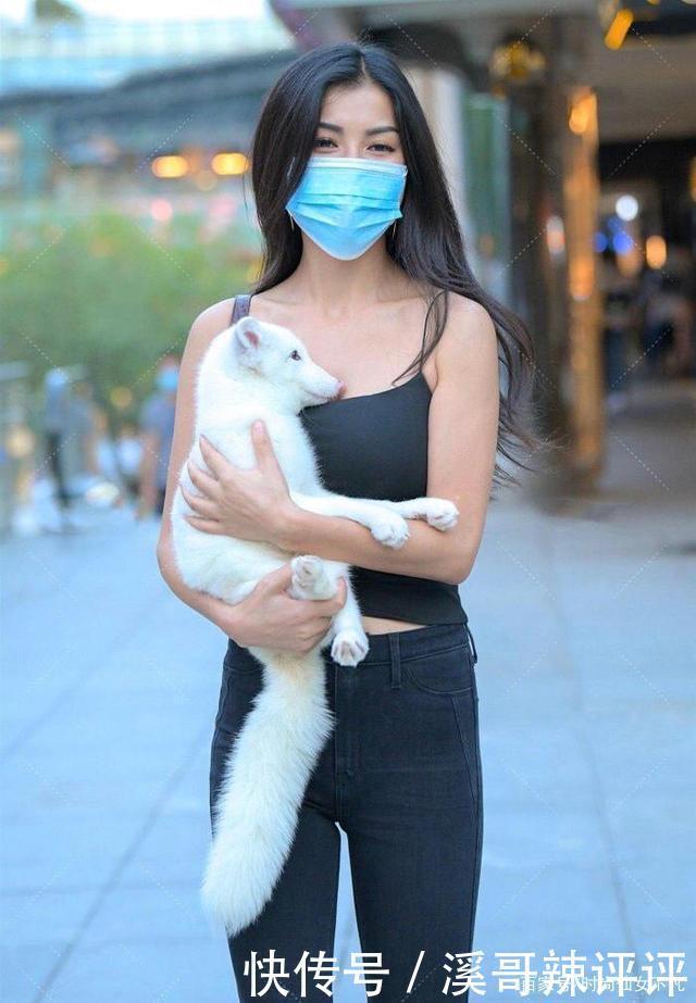 凉爽的秋天,喜欢吊带的女孩可以搭配针织外套,经典又“耐穿”