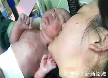 小宝宝|妈妈在分娩胎儿在干什么这画面太有爱了,看一次笑一次