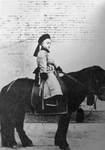 生前|无法重拍瞬间：骑黑驴的格格，刚抽完鸦片的婉容，图5溥仪生前最后一张照片