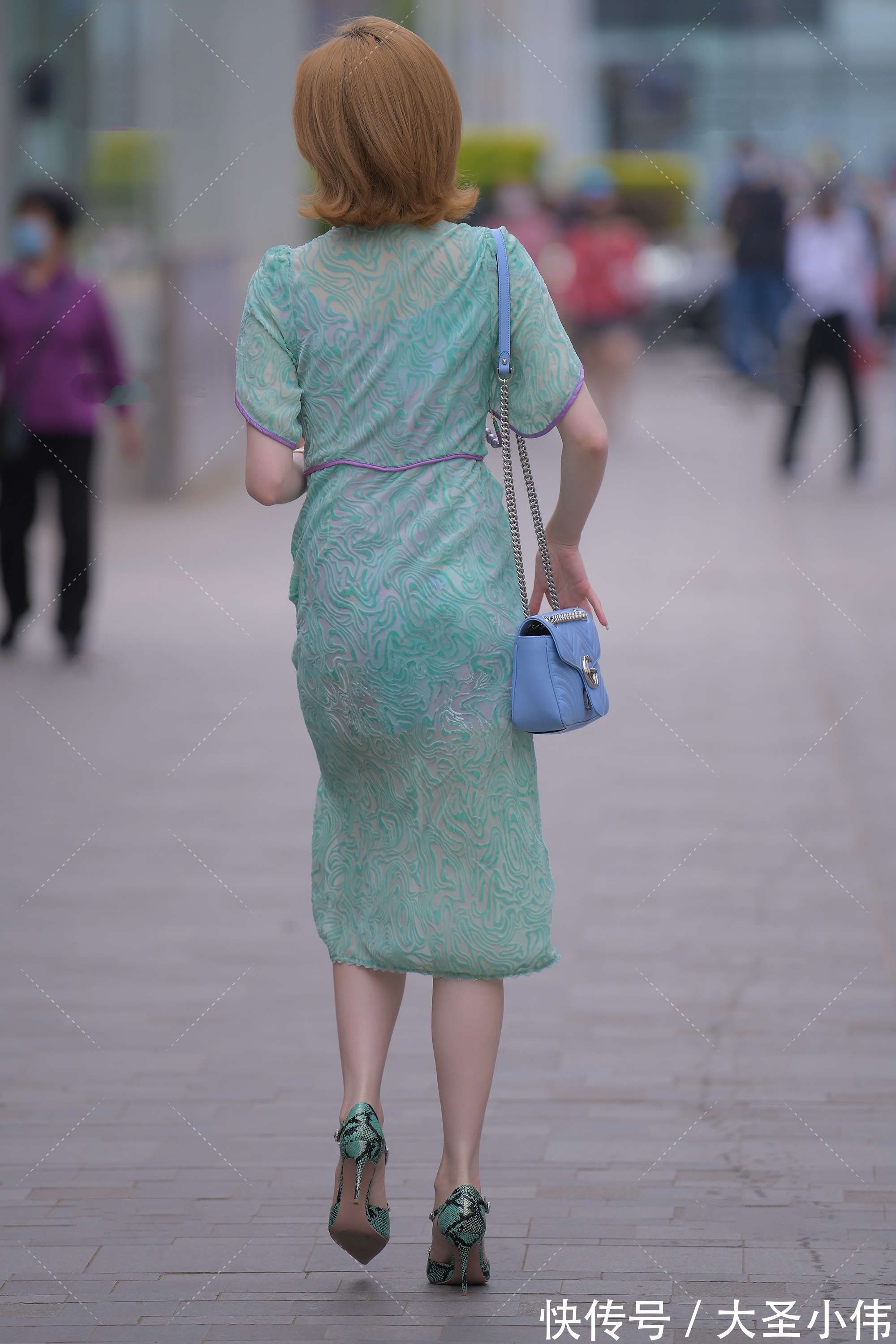 美女|美女街拍:草青色复古旗袍,搭配同色尖头高跟鞋,尽显优雅好气质
