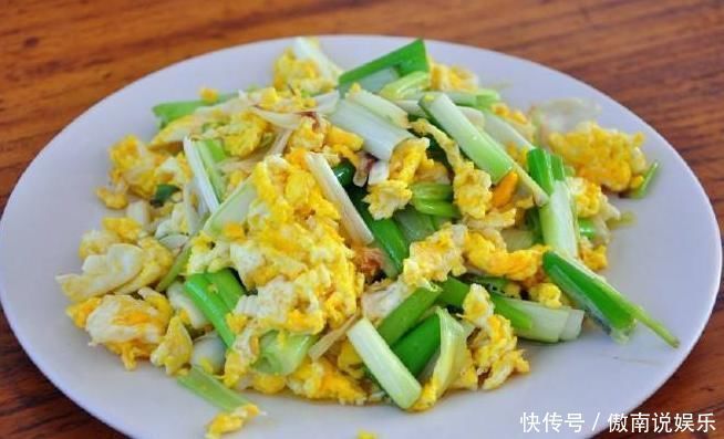 小馋猫|鸡蛋加“它”炒,腰腿不酸,刮油排毒素,皮肤水灵,肾脏更年轻