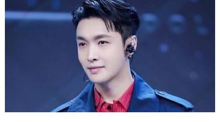 快本|演员跨界当主持张艺兴不是第一人,一本正经的兴式主持你喜欢吗?