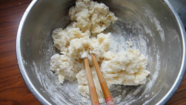 面条馒头吃腻了,想烙饼总是发硬,面点师透露烙饼外焦里嫩的窍门