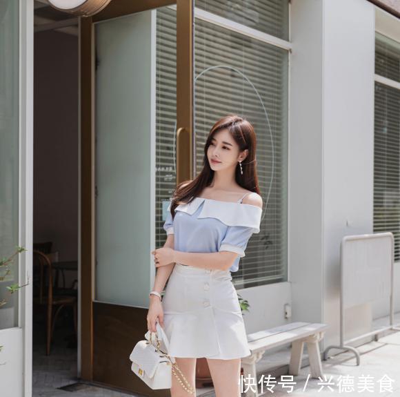 女神孙允珠一字领气质穿搭，天蓝上衣搭配半身裙，文艺女神范十足