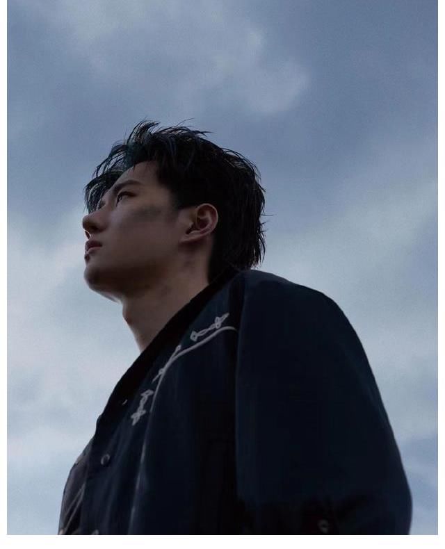 眾星云集GQ年度盛典，總編安排男星下海。網(wǎng)友：王一博在就更好了