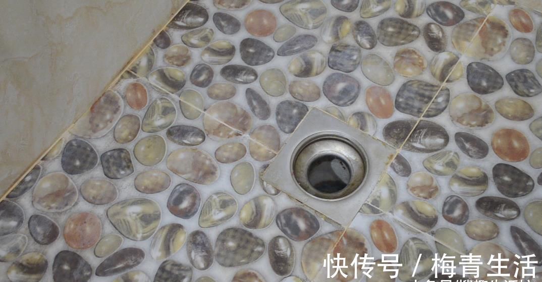 卫生间里放一瓶藿香正气水, 作用太棒了, 解决了很多家庭的烦恼