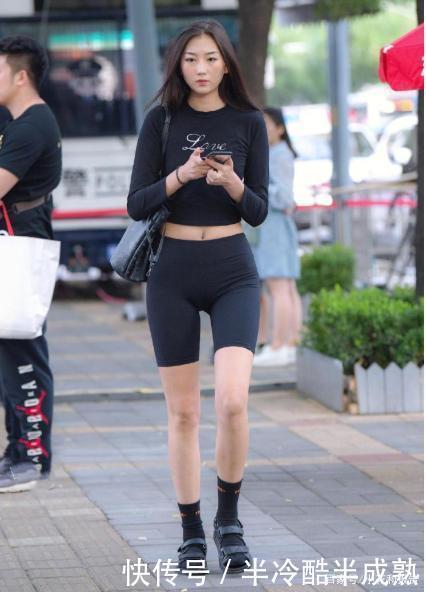 魅力|黑色瑜伽裤有多美小姐姐在街头秀身材,时尚运动装展现性感魅力