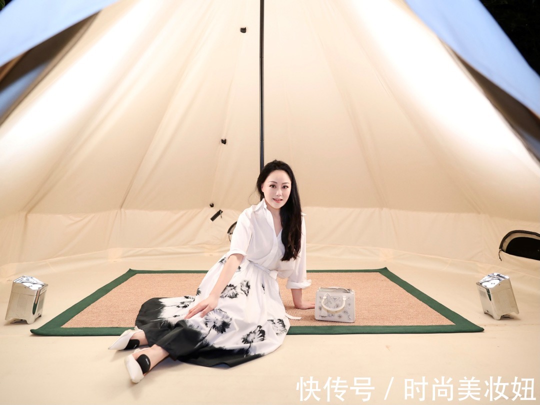 丰富感|章小蕙才是真正的“上流贵妇”,穿白衬衫配半身裙,高贵又优雅